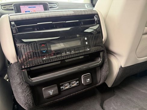 Used 2022 Jeep Wagoneer Series III w/ Premium Group I AWD/4WD image 24