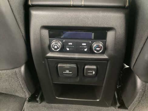 Used 2021 Chevrolet Traverse Premier FWD image 36