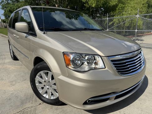 Used 2016 Chrysler Town & Country Touring image 2