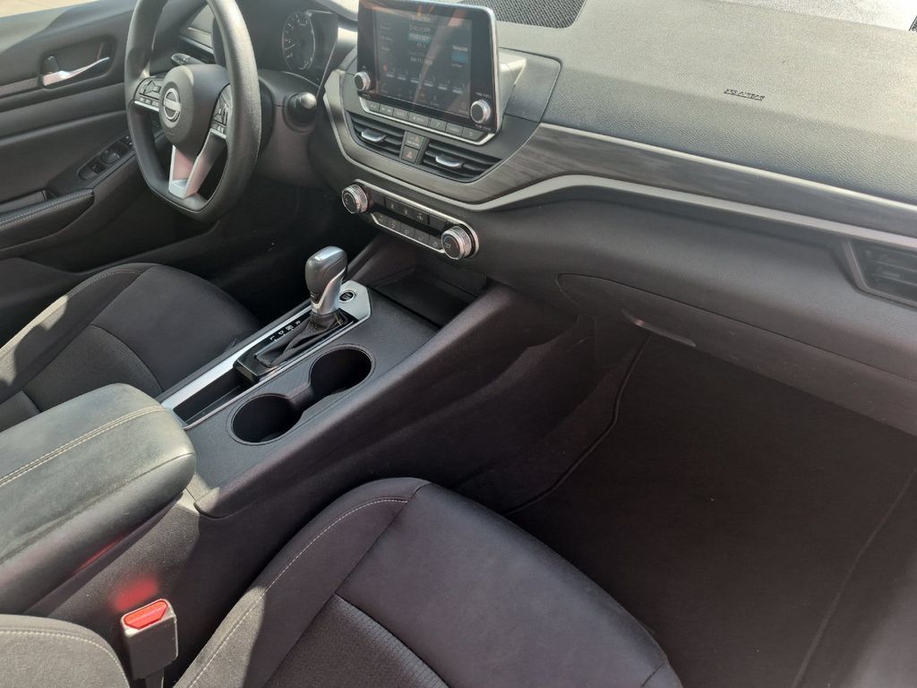 Used 2025 Nissan Altima 2.5 SV FWD image 15