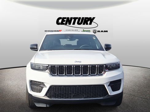 Used 2024 Jeep Grand Cherokee Laredo image 9