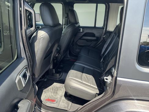 Used 2018 Jeep Wrangler Unlimited Sahara AWD/4WD image 21