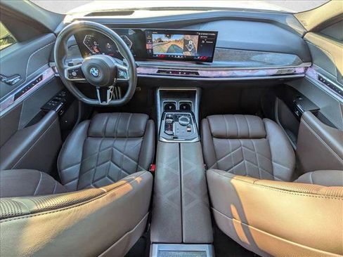 Used 2023 BMW 760i xDrive image 18