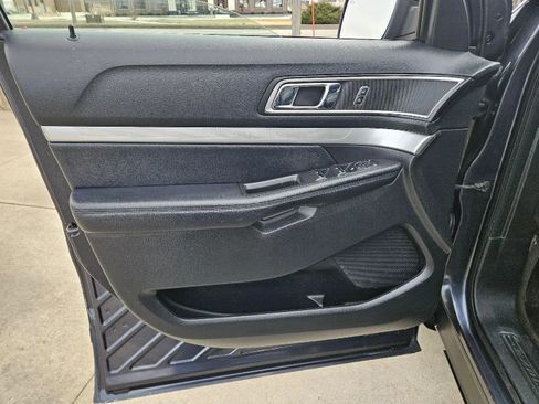 Used 2017 Ford Explorer XLT w/ Equipment Group 202A AWD/4WD image 11