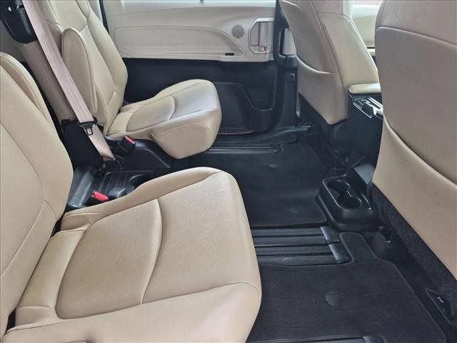 Used 2023 Toyota Sienna XLE FWD image 19