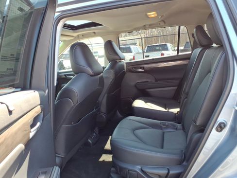 Used 2023 Toyota Highlander Limited AWD/4WD image 13