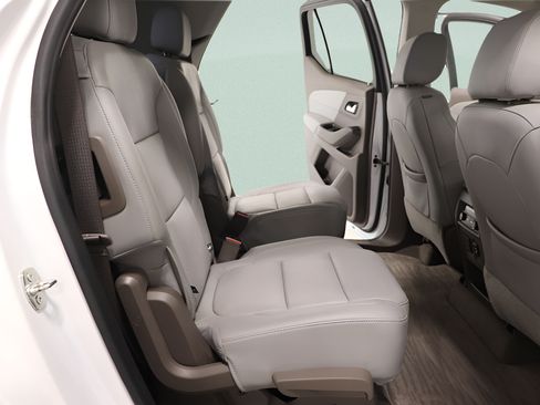 Used 2019 Chevrolet Traverse Premier w/ Driver Confidence II Package FWD image 32