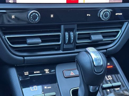 Used 2024 Porsche Macan image 25