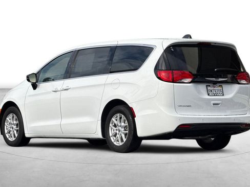 Used 2025 Chrysler Voyager LX image 4