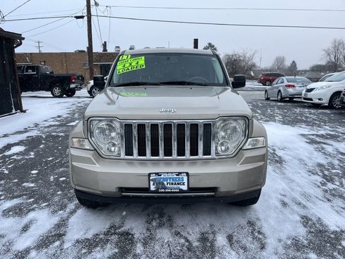 Used 2011 Jeep Liberty Limited w/ Comfort/Convenience Group image 2