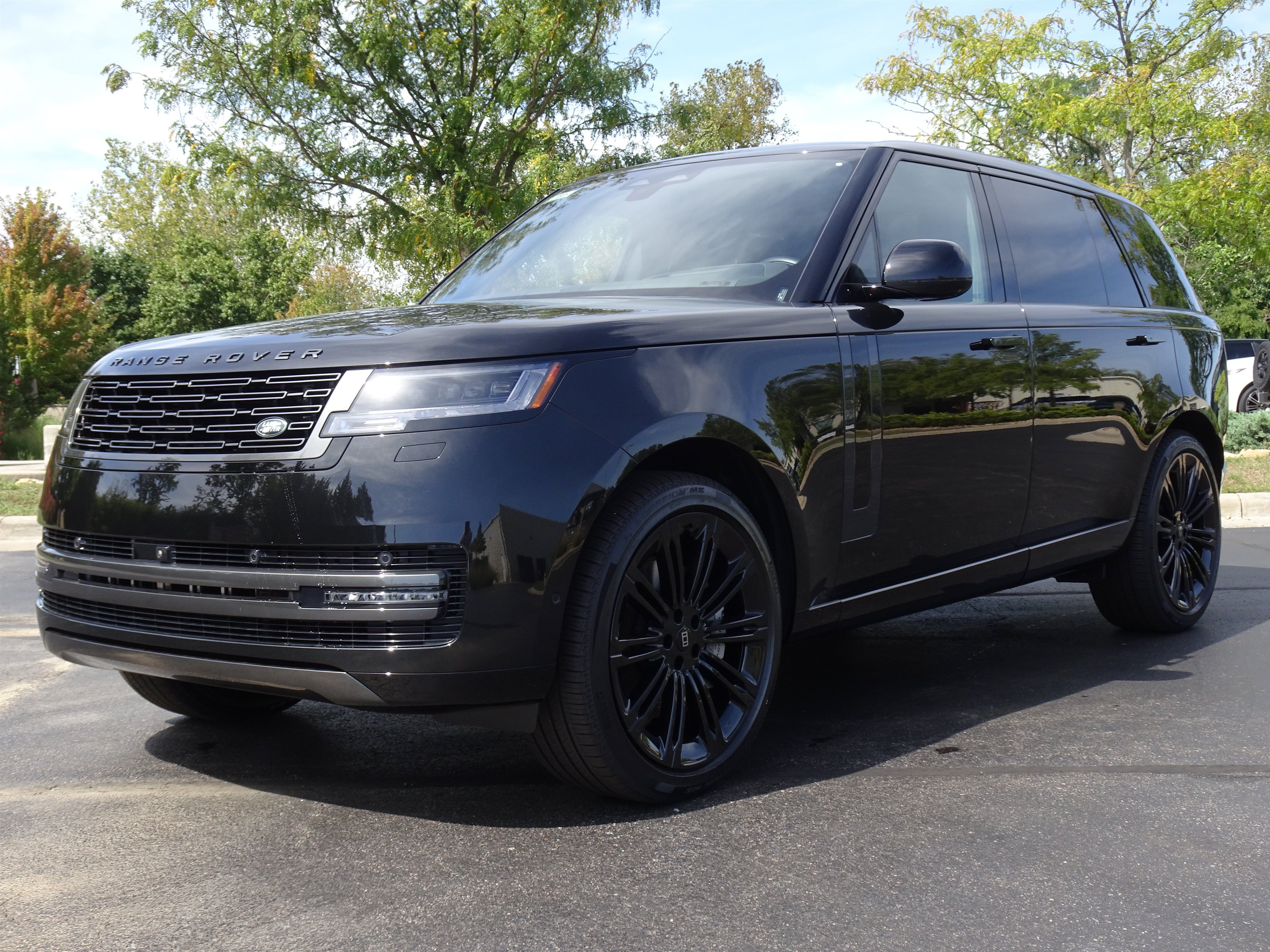 New 2027 Land Rover Range Rover Long Wheelbase SE AWD/4WD image 2