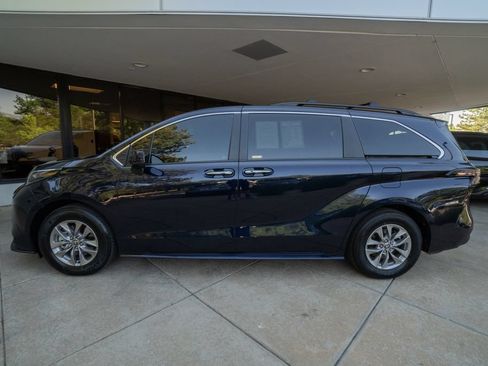Used 2025 Toyota Sienna XLE w/ XLE Plus Package AWD/4WD image 4