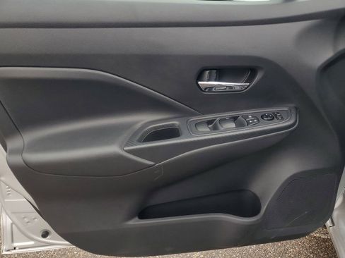 Used 2023 Nissan Versa SV image 9