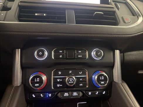 Used 2023 GMC Yukon XL SLT w/ SLT Premium Package RWD image 32