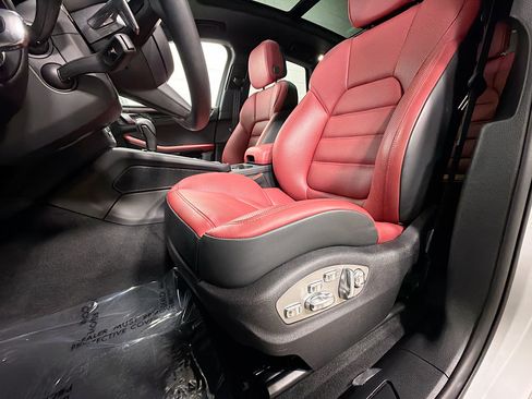Used 2026 Porsche Macan AWD/4WD image 5
