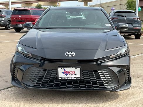 Used 2025 Toyota Camry SE image 3