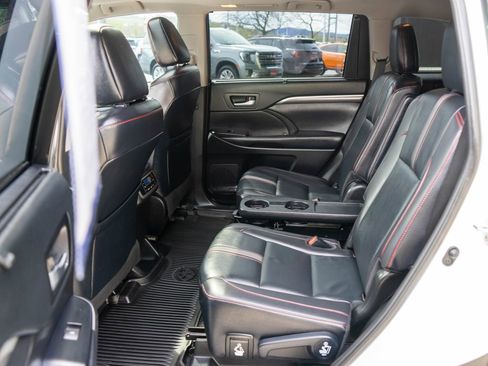 Used 2019 Toyota Highlander SE image 14