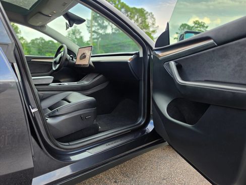 Used 2024 Tesla Model Y 2WD image 14