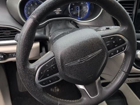 Used 2022 Chrysler Pacifica Touring-L FWD image 14