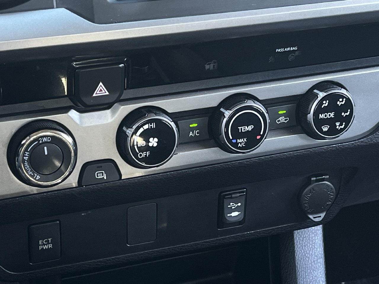 Used 2018 Toyota Tacoma SR5 AWD/4WD image 18