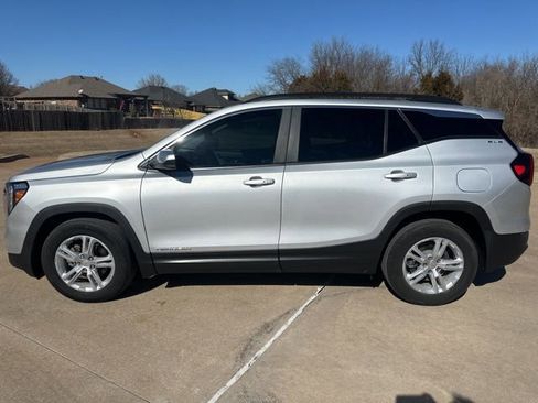 Used 2022 GMC Terrain SLE w/ Driver Convenience Package image 2