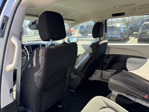 Used 2023 Chrysler Voyager LX image 28