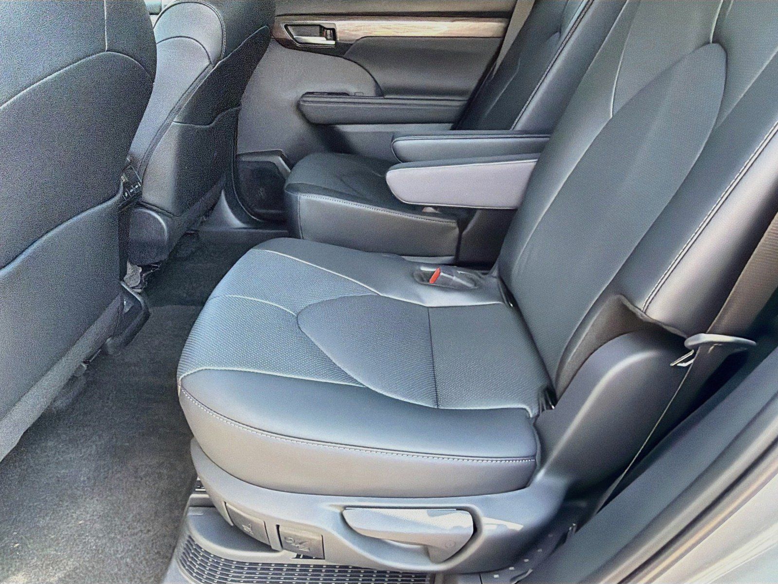 Used 2026 Toyota Highlander Limited AWD/4WD image 21