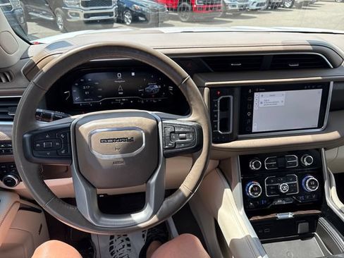 Used 2022 GMC Yukon XL Denali AWD/4WD image 10