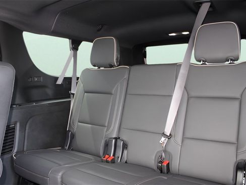 Used 2025 Chevrolet Suburban Premier image 18