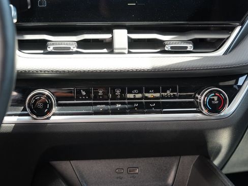 Used 2025 Chevrolet Equinox LT AWD/4WD image 17