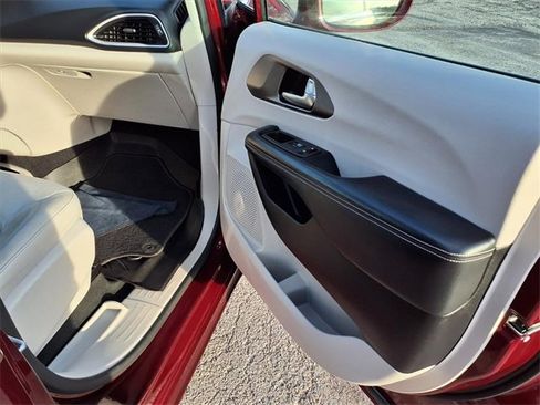 Used 2021 Chrysler Pacifica Touring-L image 78