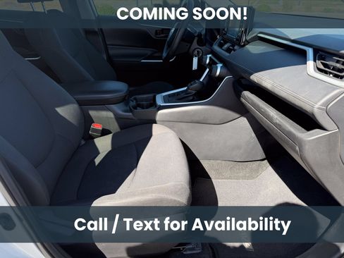 Used 2021 Toyota RAV4 LE w/ Carpet Mat Package (TMS) AWD/4WD image 12