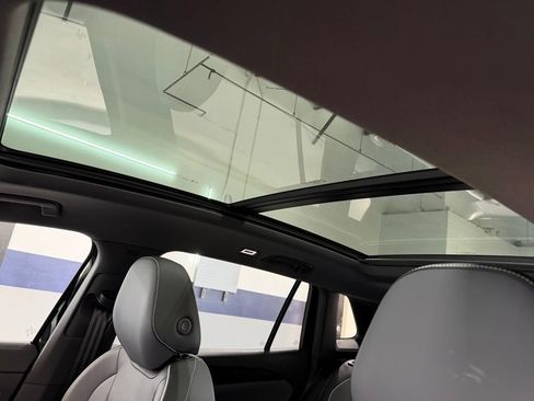 Used 2025 Volkswagen Tiguan SEL R-Line image 3