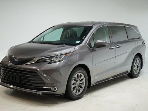 Used 2021 Toyota Sienna XLE image 3
