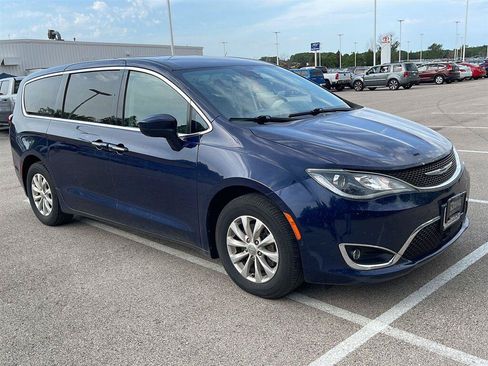 Used 2019 Chrysler Pacifica Touring Plus w/ Advanced Safetytec Group FWD image 21