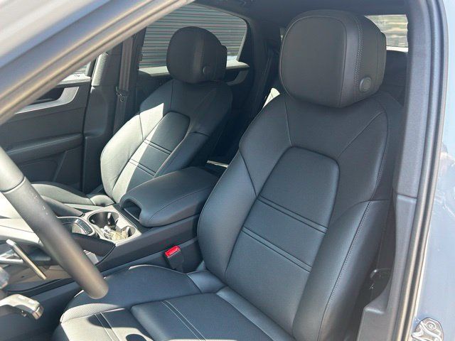 Certified 2026 Porsche Cayenne Coupe AWD/4WD image 5