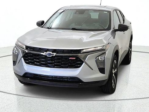 Used 2024 Chevrolet Trax RS w/ Sunroof Package FWD image 3