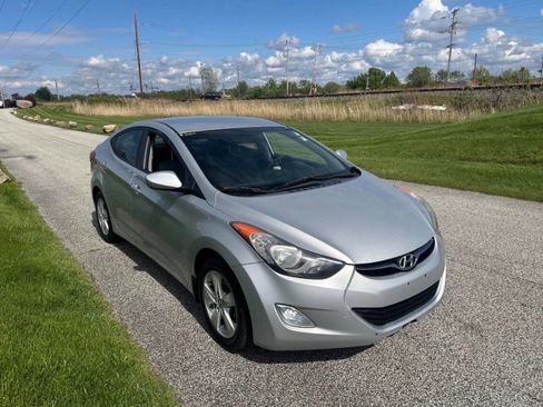 Used 2013 Hyundai Elantra GLS w/ Preferred Pkg FWD image 2