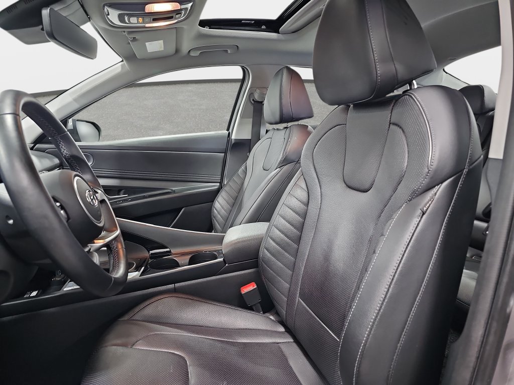 Used 2023 Hyundai Elantra Limited w/ Preferred Accessory Package FWD image 17