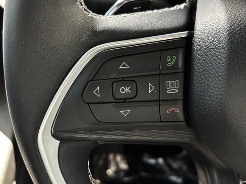 Used 2023 Jeep Grand Cherokee Altitude RWD image 17