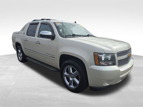 Used 2013 Chevrolet Avalanche LTZ image 8