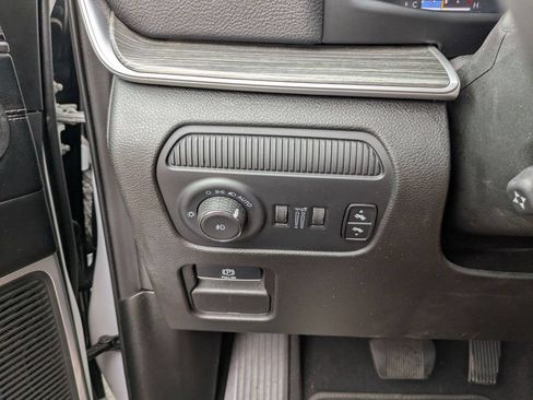 Used 2024 Jeep Wagoneer L Series II RWD image 15
