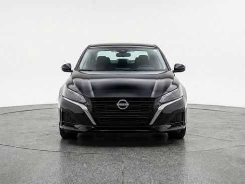 Used 2025 Nissan Altima 2.5 SV FWD image 2