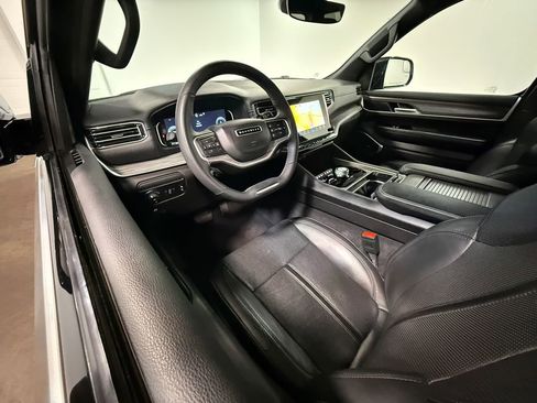 Used 2024 Jeep Wagoneer Series II image 2