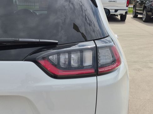 Used 2019 Jeep Cherokee Latitude Plus AWD/4WD image 11