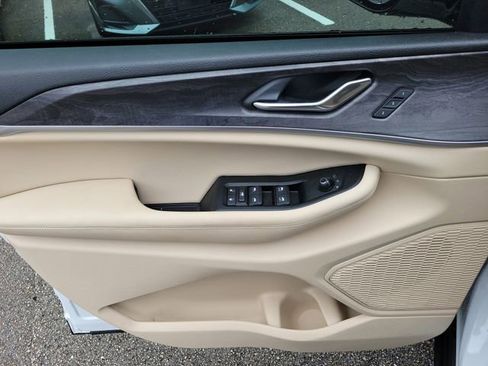 Used 2024 Jeep Grand Cherokee Limited w/ Black Appearance Package image 18