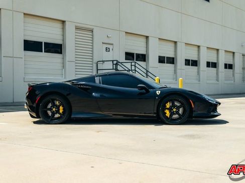 Used 2022 Ferrari F8 Tributo image 13