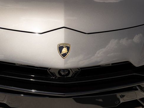 Used 2023 Lamborghini Urus Performante AWD/4WD image 9