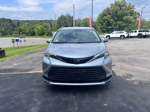 Used 2025 Toyota Sienna LE AWD/4WD image 8