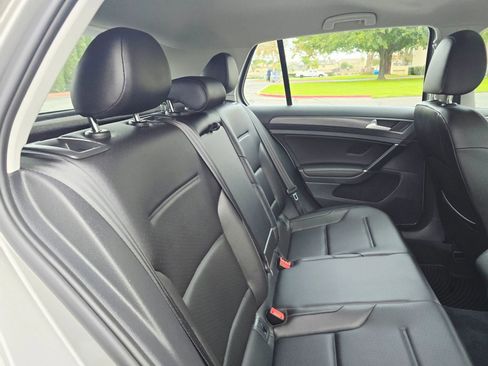 Used 2018 Volkswagen Golf SE image 32